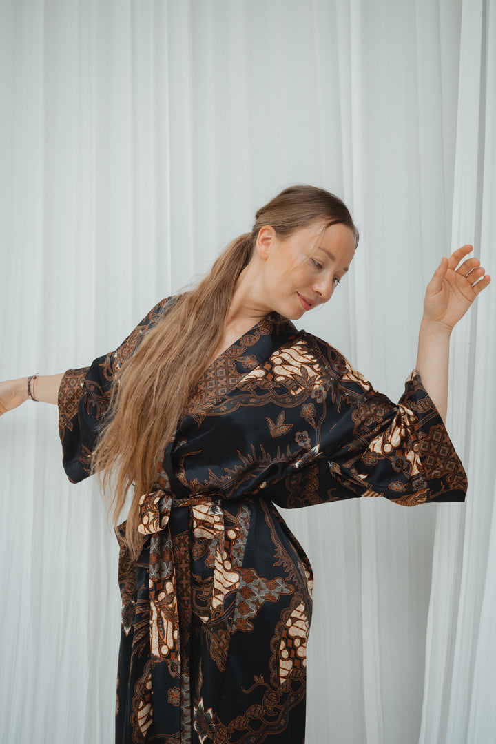 Decoding Style: What's the Difference Between a Kimono and a Kimono Robe?